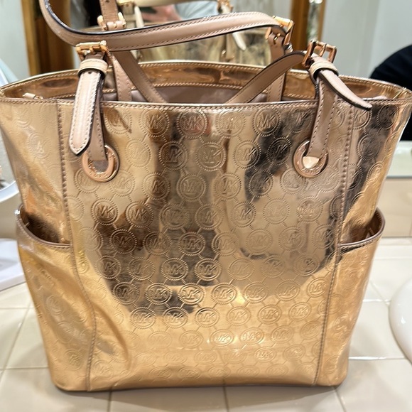 Michael Kors east/west signature tote. Metallic rose. Good condition. Pre-owned - Picture 3 of 8